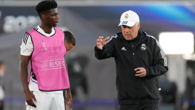 Tchouaméni y Carlo Ancelotti con el Real Madrid