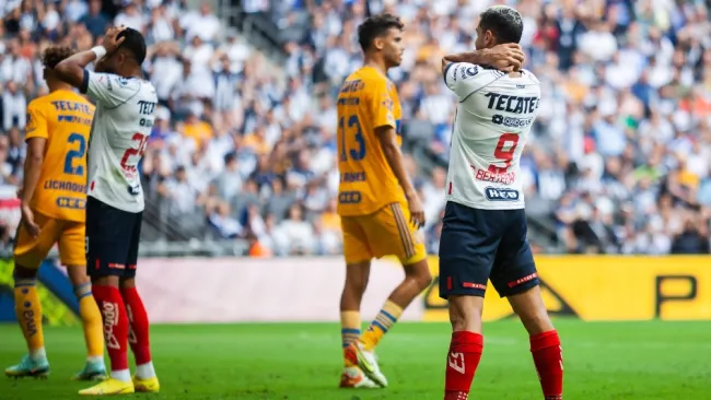 Jugadores reaccionan durante el Clásico Regio 128