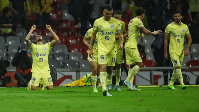 Jugadores del América festejan una anotación