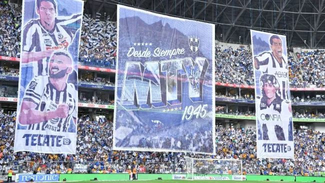 Afición en el Clásico Regio 128 