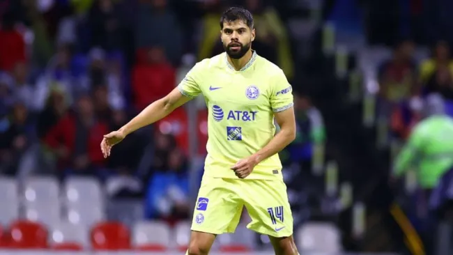 Néstor Araujo durante un partido del América
