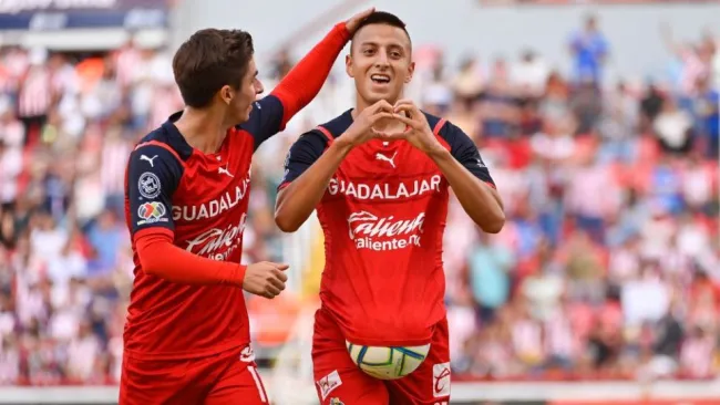 Piojo Alvarado festejando un gol