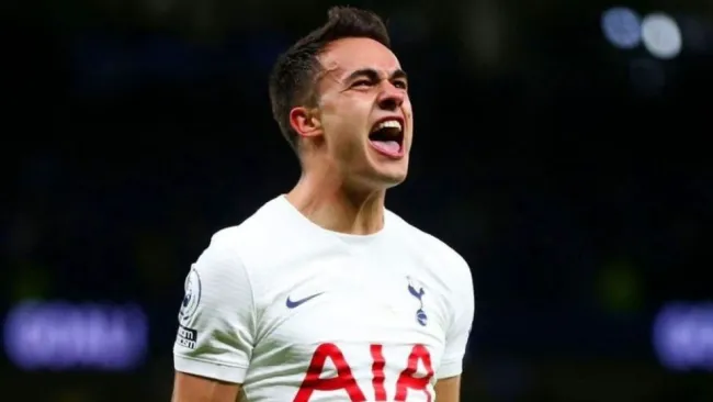 Sergio Reguilón festejando un gol