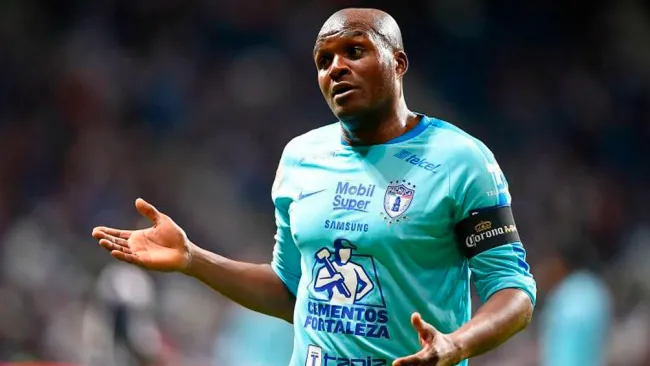 Aquivaldo Mosquera durante a juego a los Tuzos