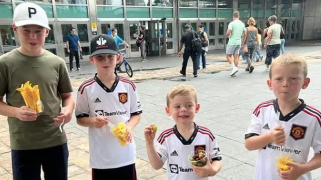 Los hijos de Rooney con los uniformes del Man U