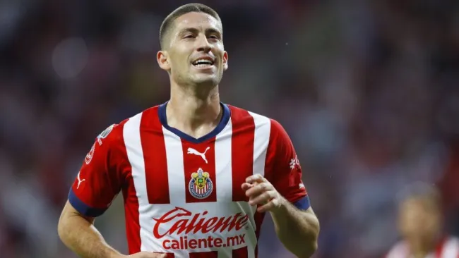 Santi Ormeño celebrando su primer gol con Chivas
