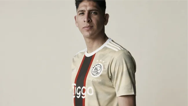 Edson presenta el nuevo uniforme