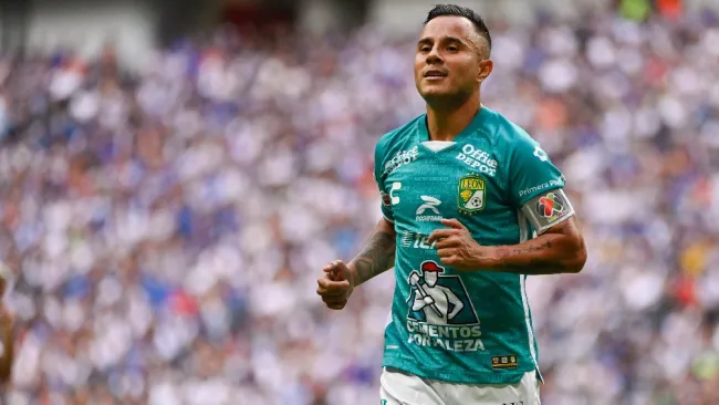 Luis Montes durante un partido con el León