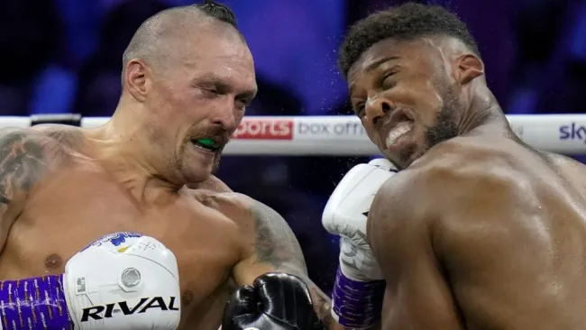 Anthony Joshua y Usyk durante la pelea