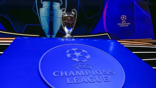 Trofeo de la Champions League en el Sorteo de la Fase de Grupos