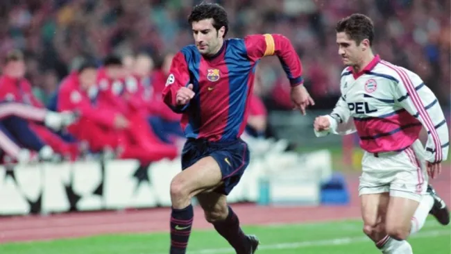 Figo jugando con el Barcelona