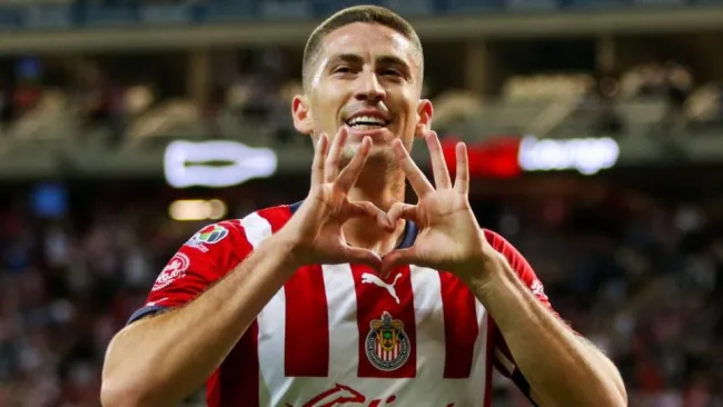 Santiago Ormeño festejando un gol