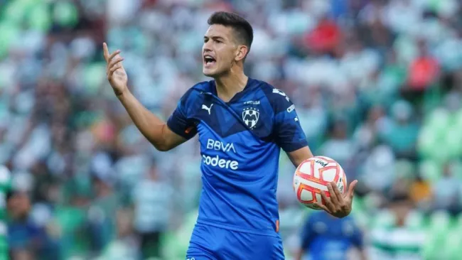 César Montes durante un partido de Rayados