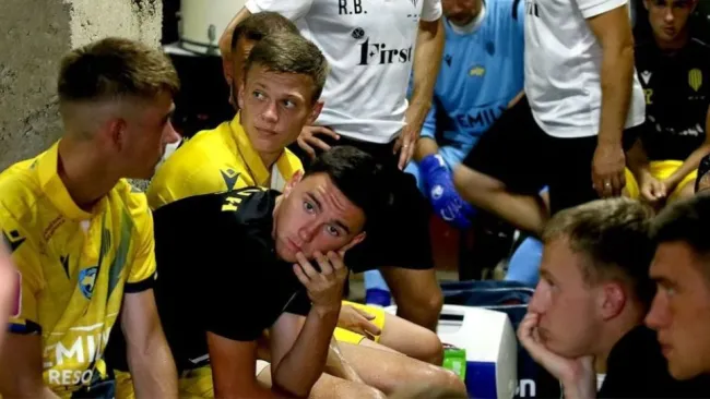 Jugadores refugiados durante un partido