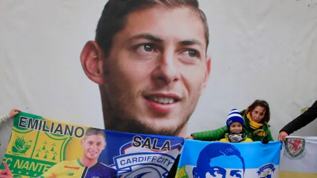 Ambas aficiones recuerdan a Emiliano Sala