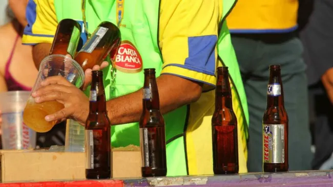 Persona sirviendo una cerveza en un estadio