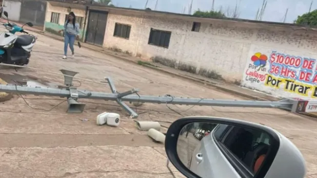 Poste derribado en Luvianos