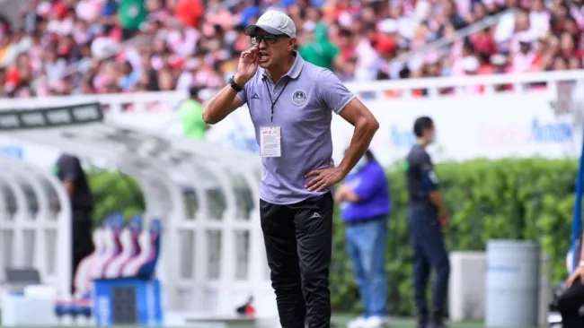 Juan Carlos Mendoza dirigiendo a Mazatlán Femenil