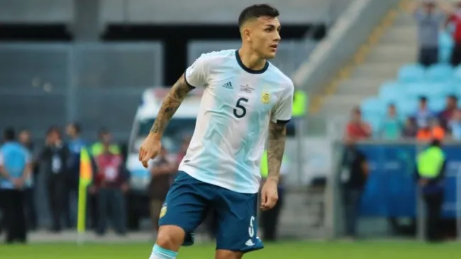 Leandro Paredes durante un partido de Argentina