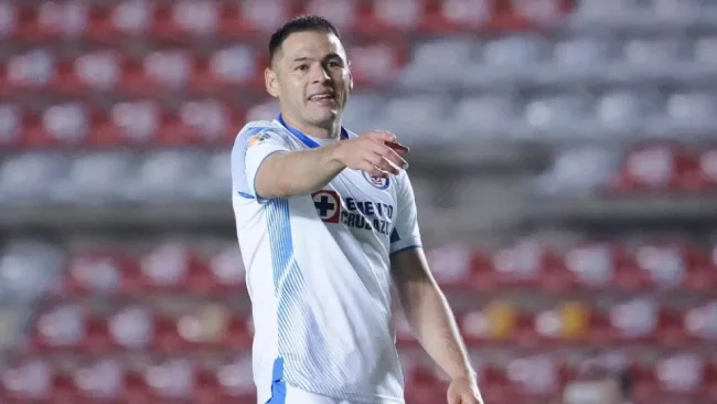 Pablo Aguilar durante un partido de Cruz Azul