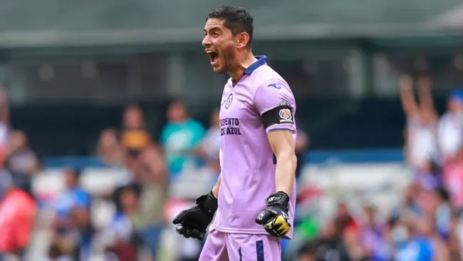 Jesús Corona durante un partido de Cruz Azul
