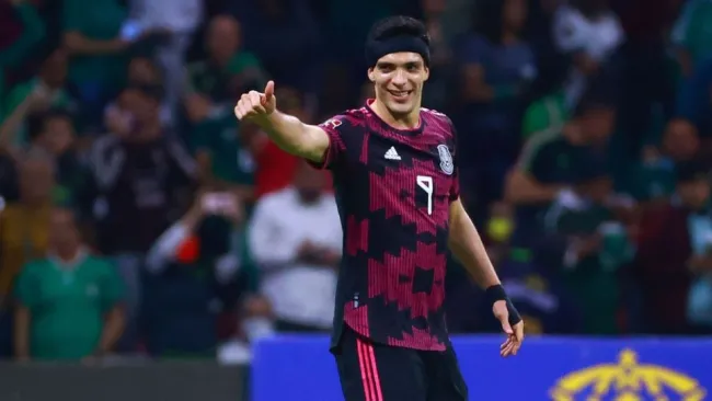 Raúl Jiménez festejando un gol