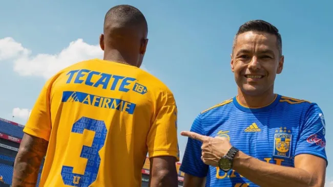 Juninho muestra el dorsal número 3 de Samir Caetano