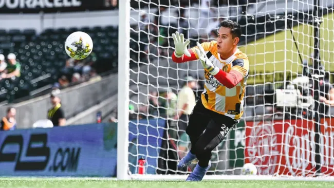 Raúl Gudiño en calentamiento con el Atlanta United
