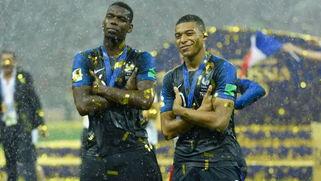 Mbappé y Pogba tras ganar el Mundial de Rusia 2018