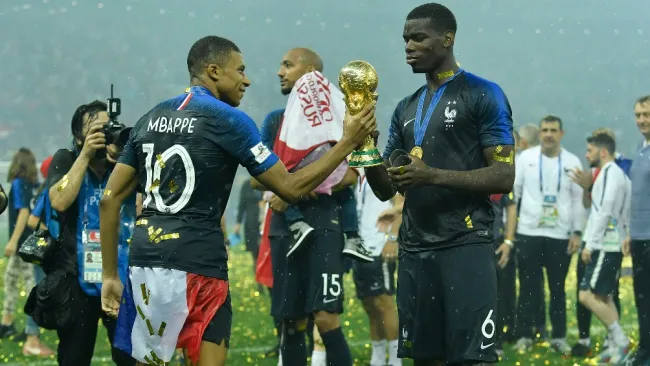 Mbappé y Pogba tras ganar el Mundial de Rusia 2018
