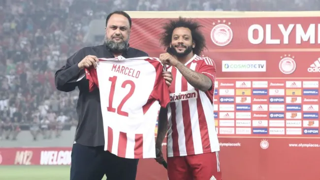 El lateral brasileño fue presentado con el Olympiacos