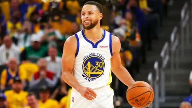 Stephen Curry jugando la Final entre Celtics y Warriors