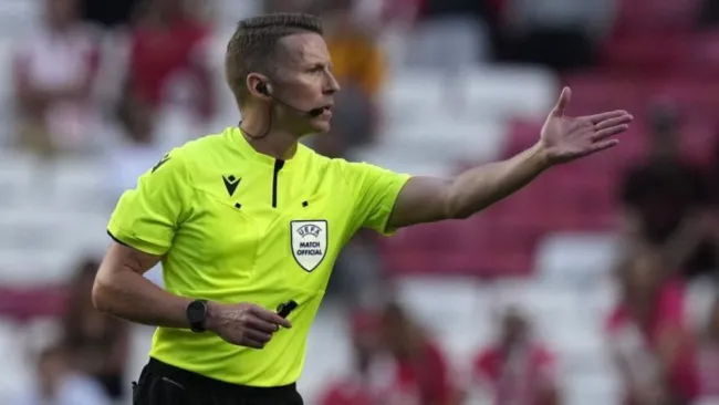 Árbitro señalando una falta