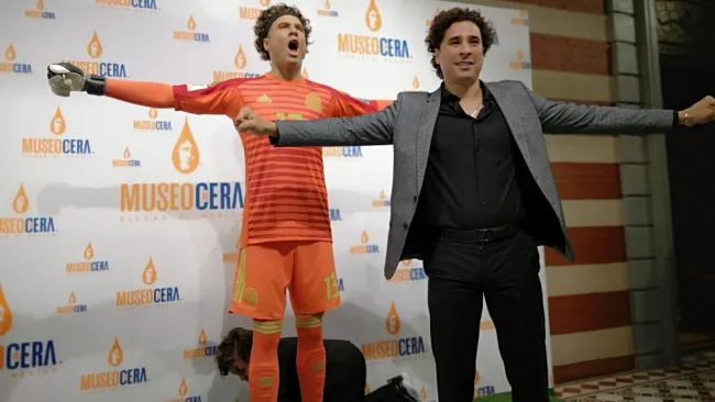 Memo Ochoa y su figura de cera 