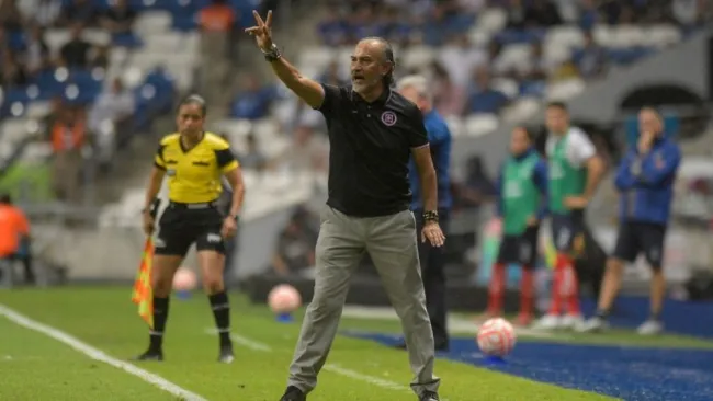 Potro Gutiérrez dirigiendo a Cruz Azul
