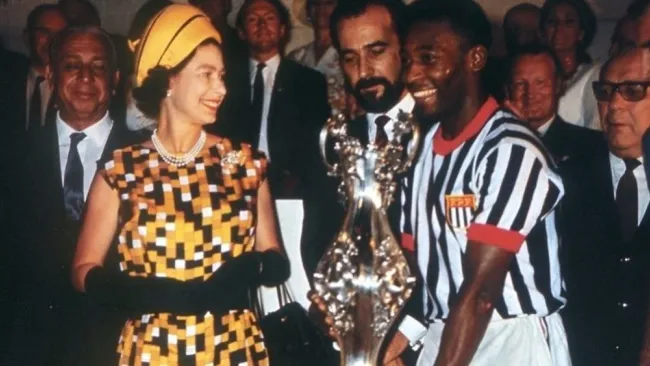 Pelé conoció a la Reina Isabel en Brasil