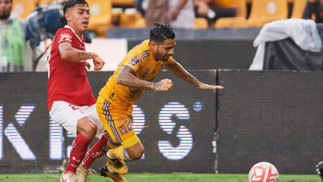 Javier Aquino con Tigres vs Toluca en el AP22