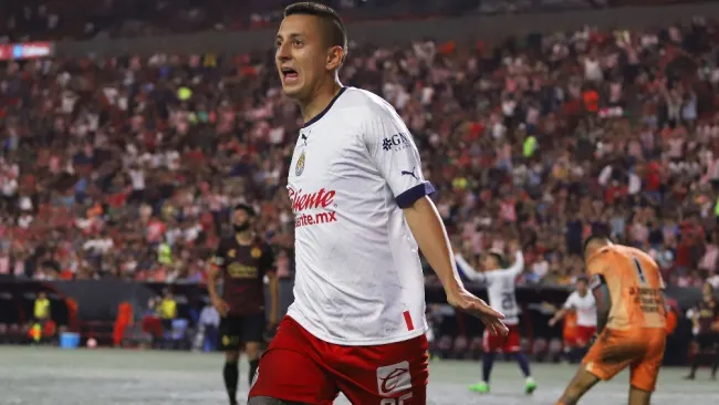 Piojo Alvarado en celebración de gol