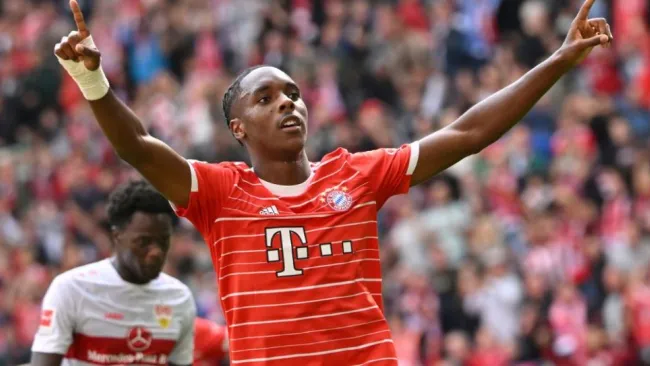 Mathys Tel festejando un gol