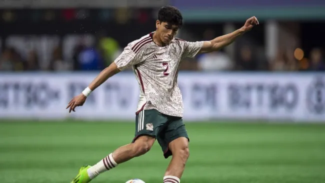 Kevin Álvarez durante un partido de México