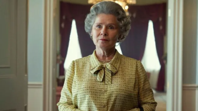 Imelda Staunton durante una escena de The Crown