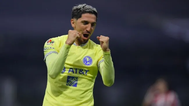 Diego Valdés festejando un gol