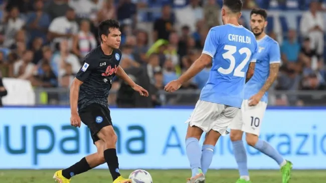 Hirving 'Chucky' Lozano en acción con el Napoli