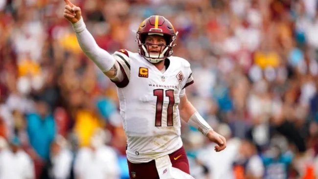 Carson Wentz durante un partido de los Washington Commanders