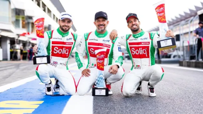 Roberto González junto a su escudería 