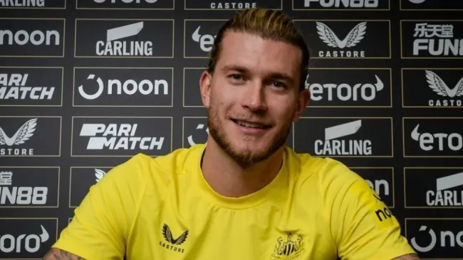 Loris Karius en su presentación con Newcastle