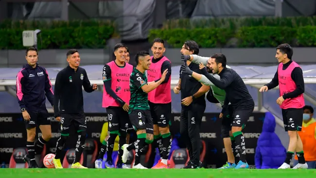 Jugadores de Santos festejan una anotación