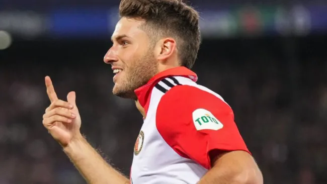 Santiago Giménez fue aplaudido por su actuación 