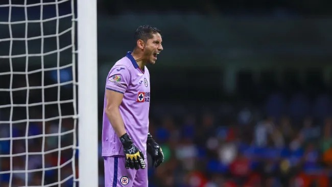 Jesús Corona durante un partido con Cruz Azul