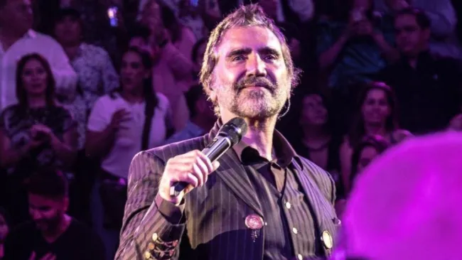 Alejandro Fernández durante un concierto